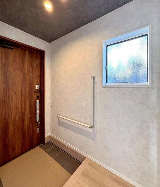 手すり付き玄関で。優しい暮らしを叶えます+*