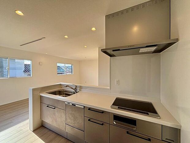 キッチンには食洗器がついております。家事で大変なママをサポート。手荒れが気になる方にも嬉しい設備。