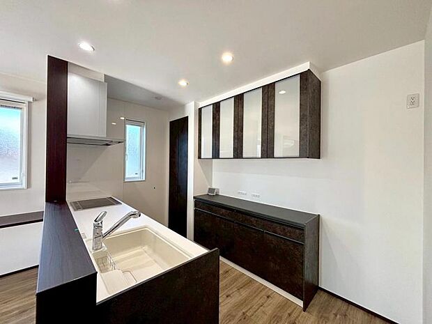 〈キッチン〉カップボード付きなので、食器類もそのまま整頓出来ます！