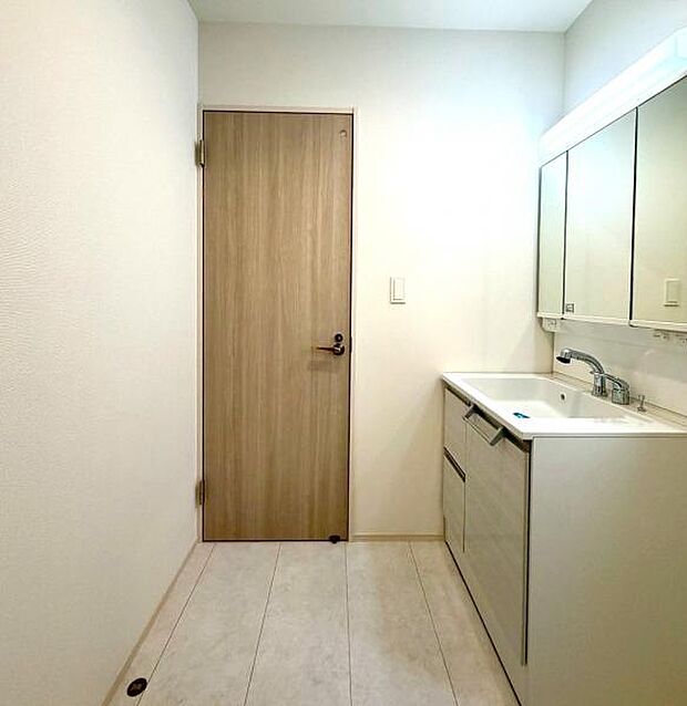 〈洗面ルーム〉鏡裏には化粧品もスッキリ収まるシャンプードレッサー