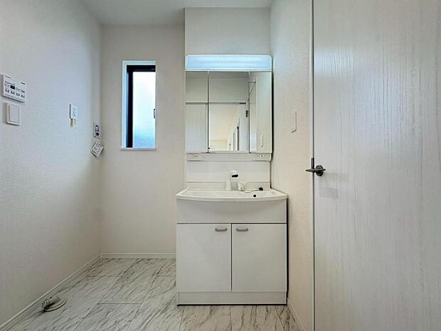 〈B号棟〉鏡裏には化粧品もスッキリ収まるシャンプードレッサー