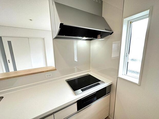 《設備：IHクッキングヒーター》汚れもサッと拭くだけで掃除が完了＆火力もバッチリ！