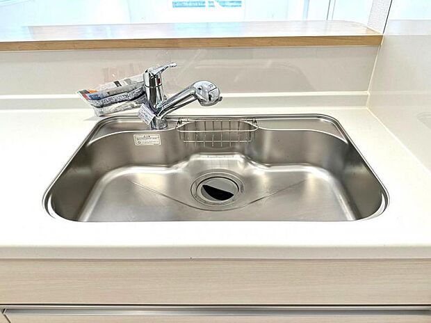 《設備：シンク》浄水器一体型の水栓が標準仕様！スペースも広く大きな鍋も楽々洗えそうです