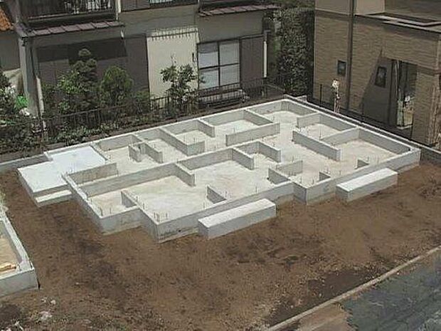 【ベタ基礎】基礎に「鉄筋入りコンクリートベタ基礎」を標準採用。不動沈下に対する耐久性や耐震性を向上することができます。又、床下全面がコンクリートになるので防湿対策にもなります。