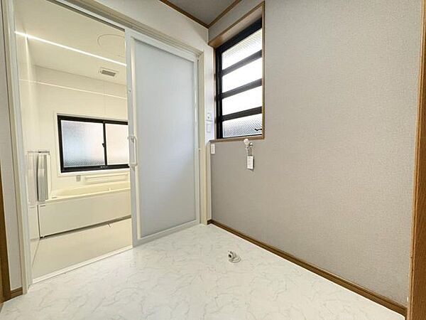 （脱衣室）洗面所と脱衣所が分れており、生活同線スムーズ！