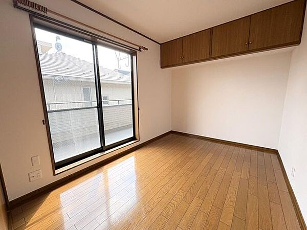 （2階・洋室）上部収納付き。空間を広々と使えます。