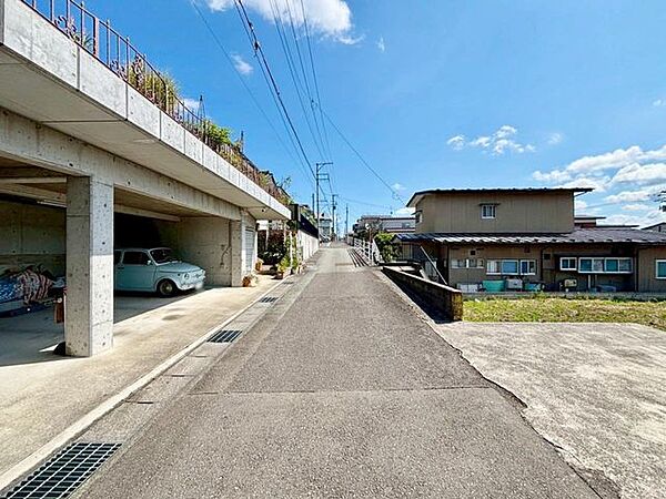 （現地写真）前面道路は公道約4ｍ道路です。