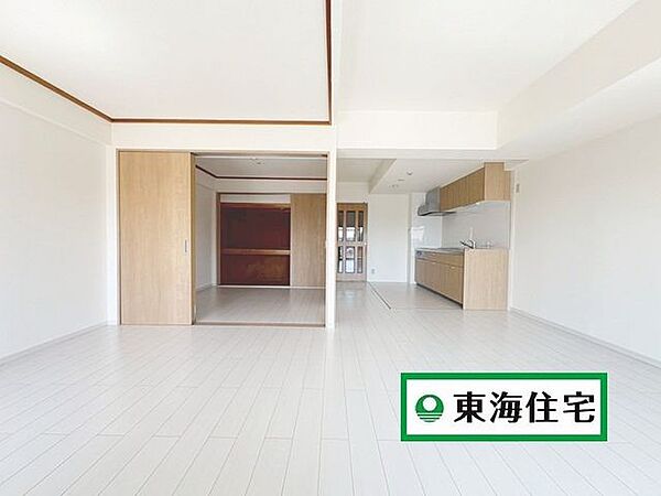 （リビング）ダイニングテーブルやソファなどの大きな家具のレイアウトがスムーズな18帖LDK！全室フローリング仕様のため、お掃除もラクチンなお部屋です＊（＾ー＾）＊