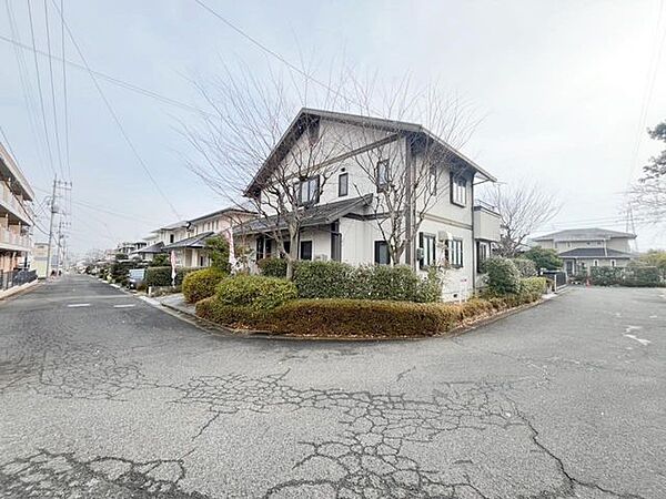 開放感ある角地の立地。見学いつでも対応可能ですので、お気軽にご相談ください。