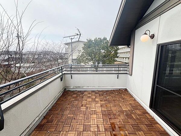 南向き・陽当たりの良いバルコニーでお洗濯物もばっちり乾きそうです！
