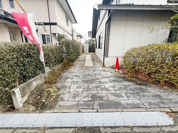駐車スペース2台分有り。車種によりますので、ぜひお気軽にご相談ください。