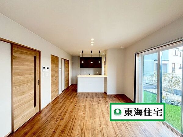 南向き、穏やかな光に包まれるリビングは、家族みんながゆったりとくつろげる広さがあります。