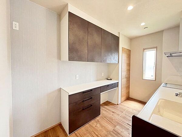 食料品や日用品のストックにも便利な収納スペース有り〇