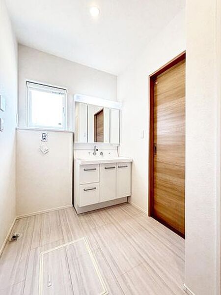 水垢がたまりにくく、お手入れラクラクな壁付け水栓の洗面化粧台を採用しました。