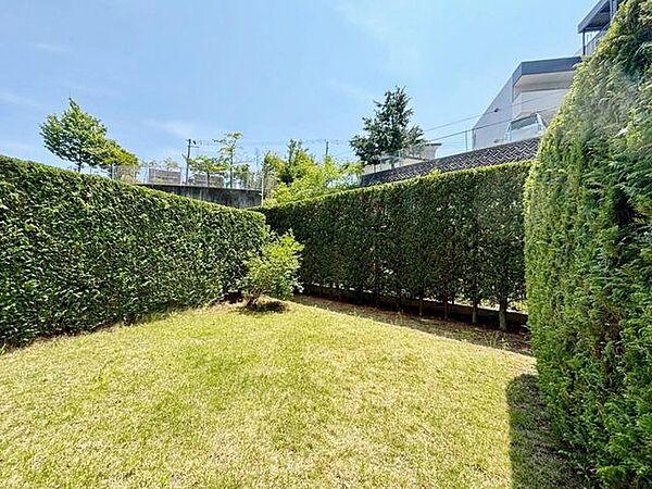 家族でのびのび過ごせる日当たりの良い南庭付き！