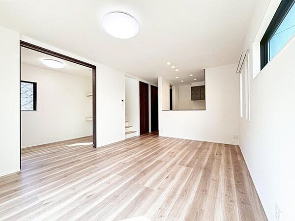 南向き、穏やかな光に包まれるリビングは、家族みんながゆったりとくつろげる広さがあります。