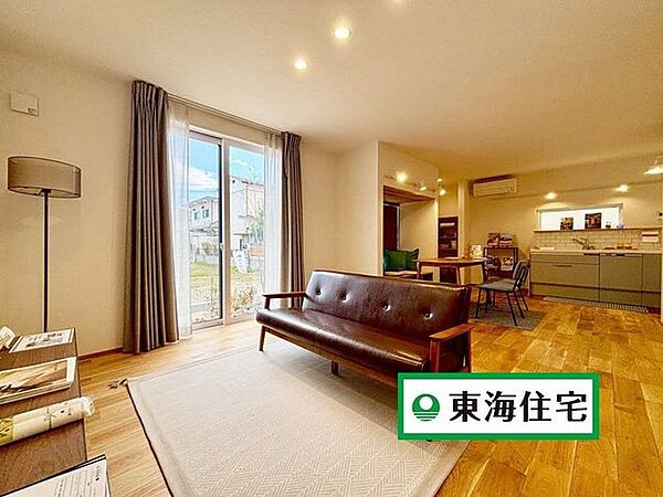 家具設置済みで入居後のイメージが付きやすくなっています！陽当りや広さをぜひ一度体感してみませんか？