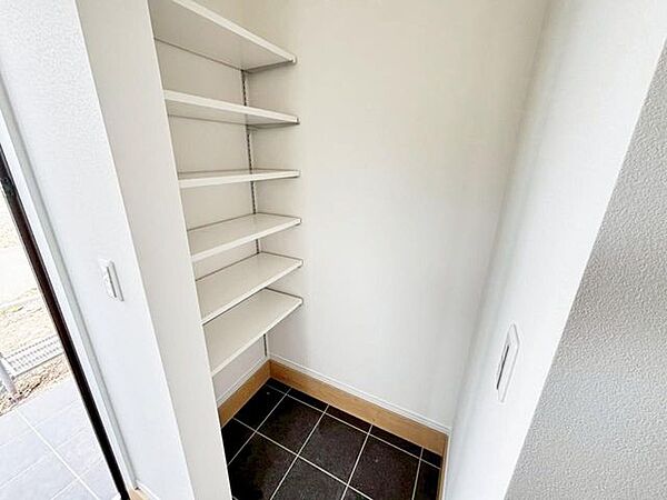 土間収納があるので、玄関周りを美しくすっきりと保つことができます！