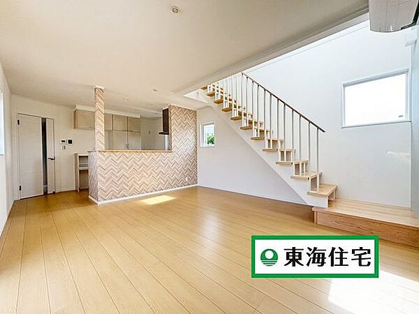 家族間のコミュニケーションが自然と増えるリビングイン階段を採用しました＊