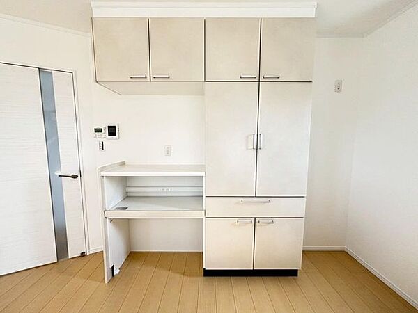 カップボードも付いているので食器も調理家電もスッキリ片付きます。