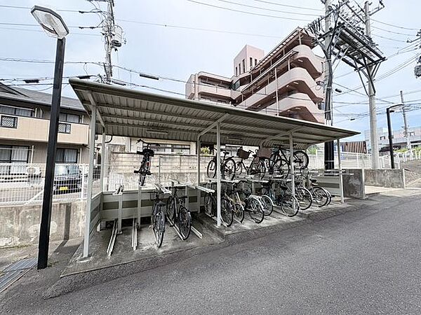 駐輪場は屋根付きなので雨から自転車を守ります