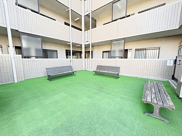 「ヴィルヌーブ台原・並木通り」の中庭です。