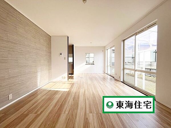 南向き、穏やかな光に包まれるリビングは、家族みんながゆったりとくつろげる広さがあります。