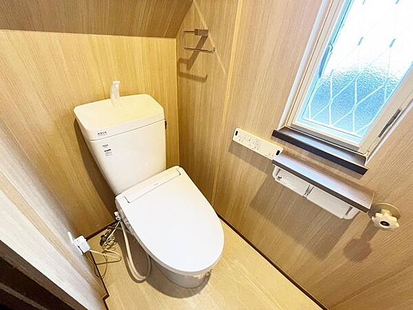 シャワートイレで毎日快適！サッと拭くだけで汚れもツルンと落ちてお手入れらくらく。