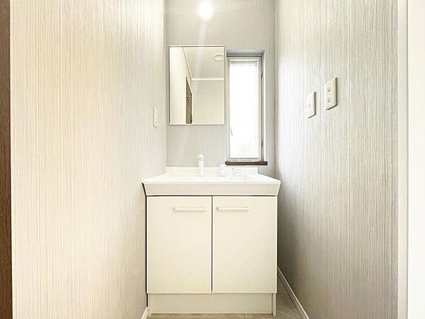 収納たっぷりベースキャビネット付きの洗面台も新品に入れ替えしました。