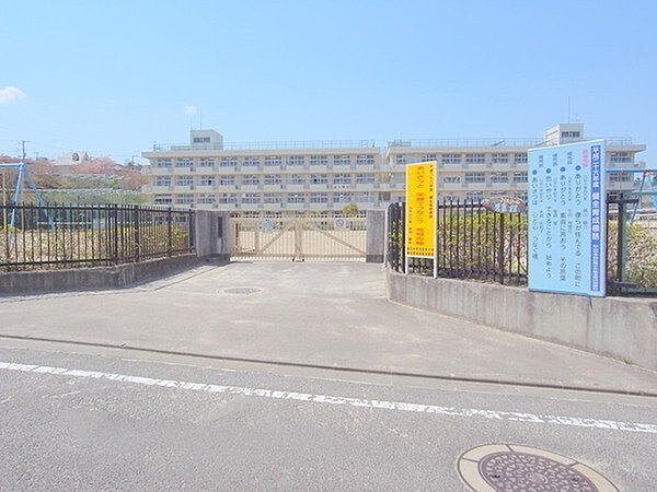 川平小学校　1298ｍ（徒歩17分）