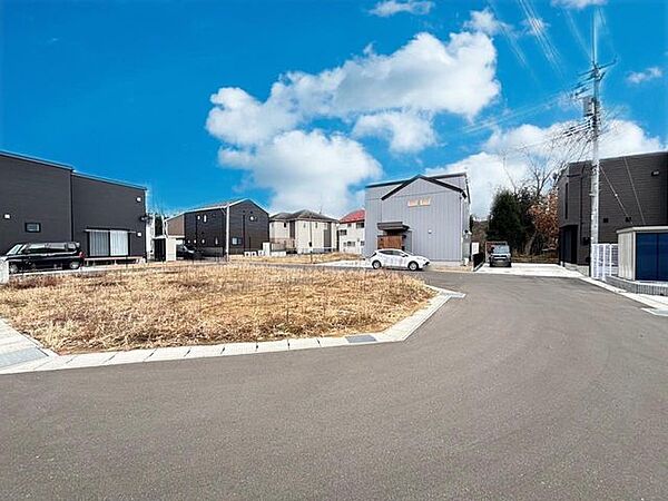 （建築条件付き宅地）三方向角地で陽当たりがよく、開放感のある立地です。
