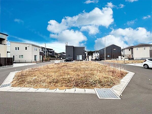 （建築条件付き宅地）小中学校が近くお子様の通学も安心の立地です。