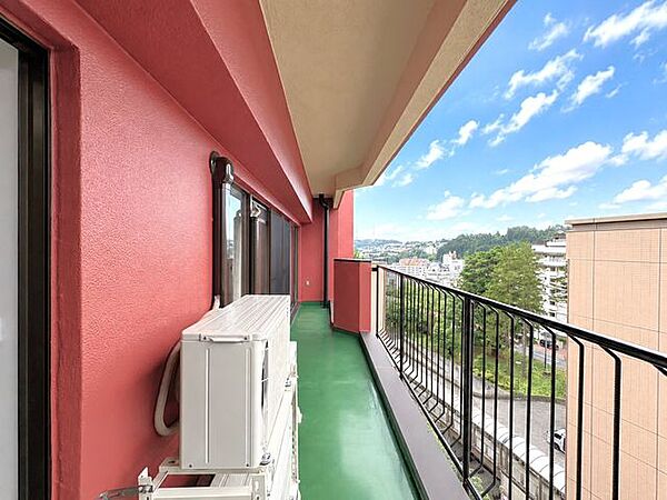 〈バルコニー〉8階からの眺望が楽しめる、もうひとつの空間