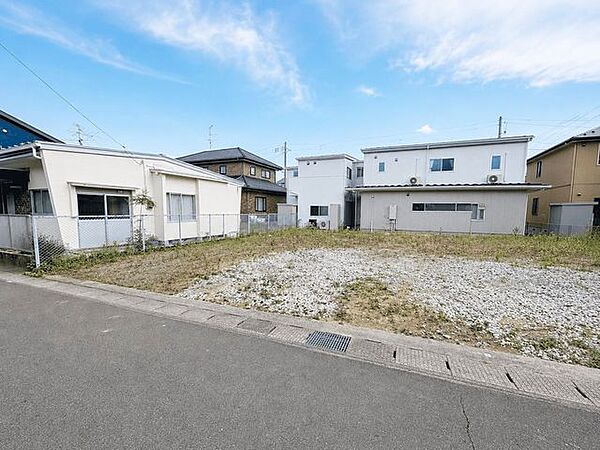 隣接地との高低差がなく安心して建築できます