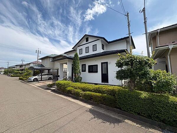 北側約6.3m公道に面した開放感ある佇まい