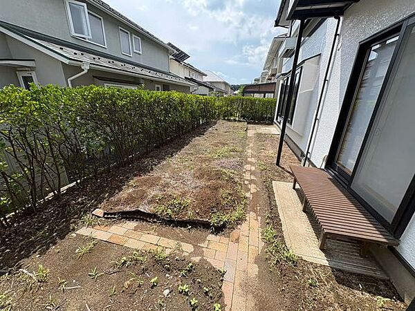 ガーデニングも楽しめる広々としたお庭スペース