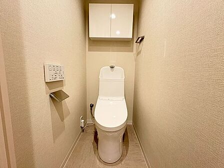 温水洗浄便座付きの快適なトイレ
