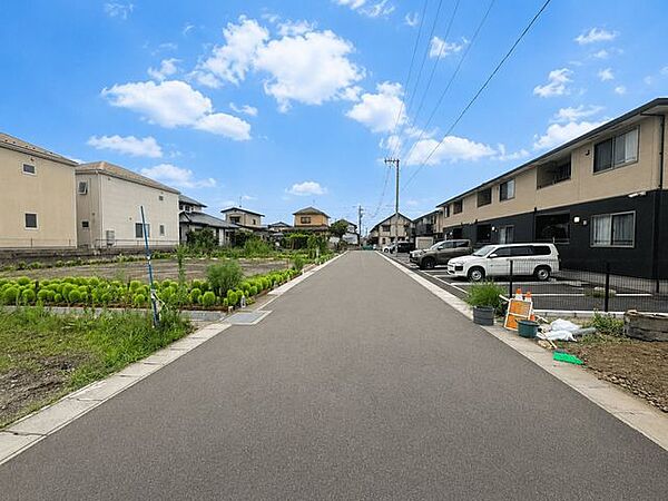 南西側幅員約6.0mの前面道路で駐車もスムーズ