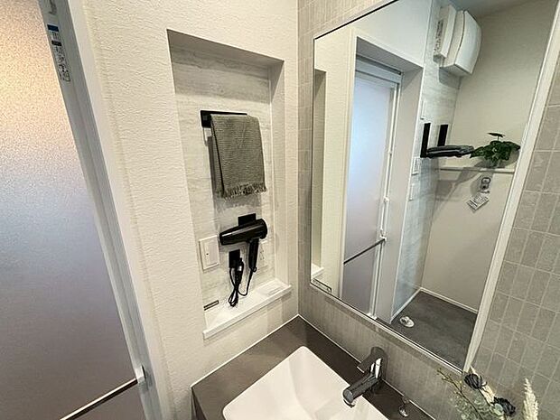 ホテルライクな洗面台廻り。ドライヤー専用のスペース付きでいつでもスッキリ。