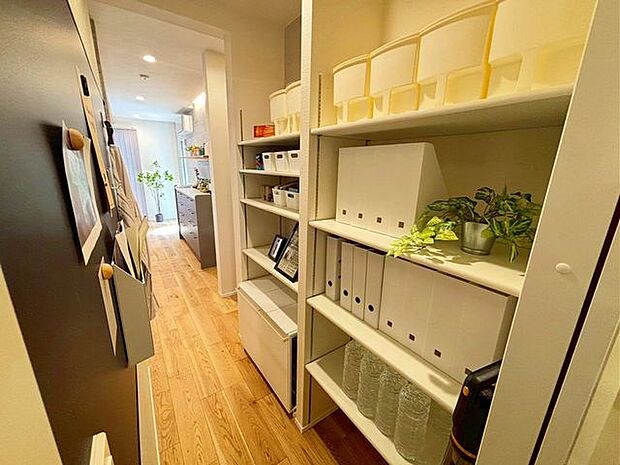 見やすく管理しやすいパントリーで、お買い物へもスムーズ