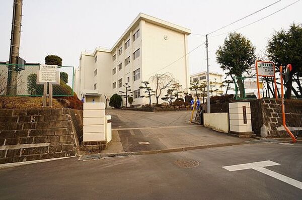 徒歩6分。仙台市立南光台中学校　（徒歩16分） 420m