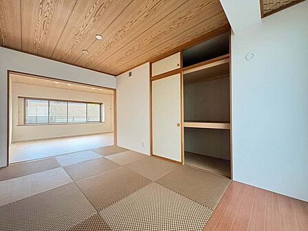 琉球風の半畳縁なし畳、押入れをしつらえた和室