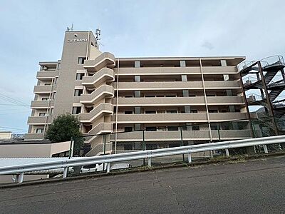 外観：落ち着いた佇まいのマンション外観