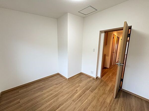 明るく過ごしやすい北側5.5帖洋室