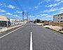 その他：前面道路は幅員約10ｍで車の出し入れもスムーズ