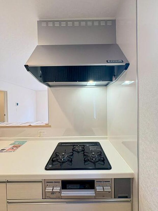 《設備:IHクッキングヒーター》汚れもサッと拭くだけで掃除が完了&火力もバッチリ!