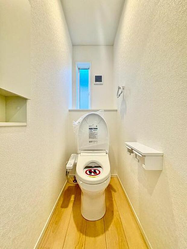 《設備:ウォシュレット付きトイレ》1F・2Fトイレ設置!窓が付いているので換気はもちろん、明るい印象に♪