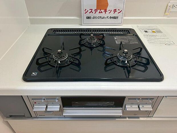 《設備：IHクッキングヒーター》汚れもサッと拭くだけで掃除が完了＆火力もバッチリ！