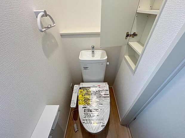 《設備：ウォシュレット付きトイレ》1F・2Fトイレ設置！窓が付いているので換気はもちろん、明るい印象に♪