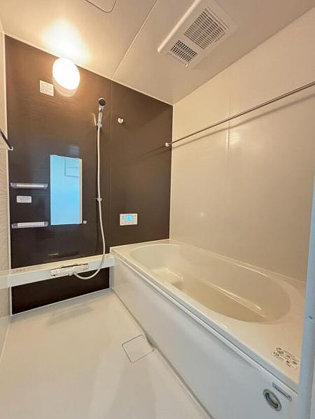 ゆったりとした1坪サイズの浴室には、換気に優れた浴室乾燥暖房を装備。